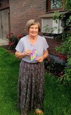 Onnellinen arvonnan voittaja Liisa Salo käsissään 70 euron arvoinen lahjakortti S-ryhmään.