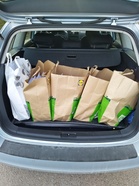 Tässä vielä puheenjohtajan peräkontissa lähdössä postiin!